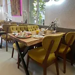 Nydeck Отель